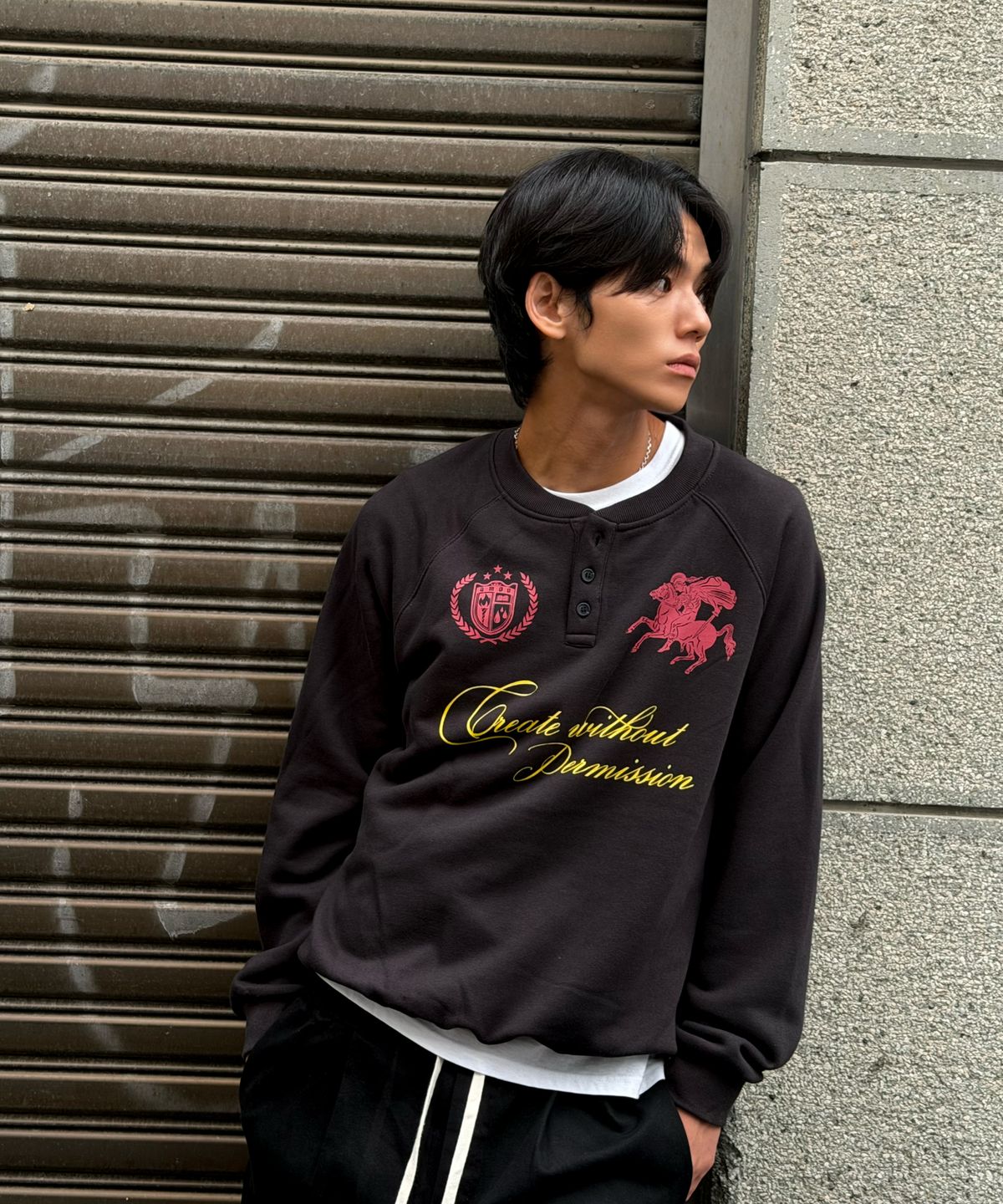 아모우(AMOU) Knight Henley neck BLACK