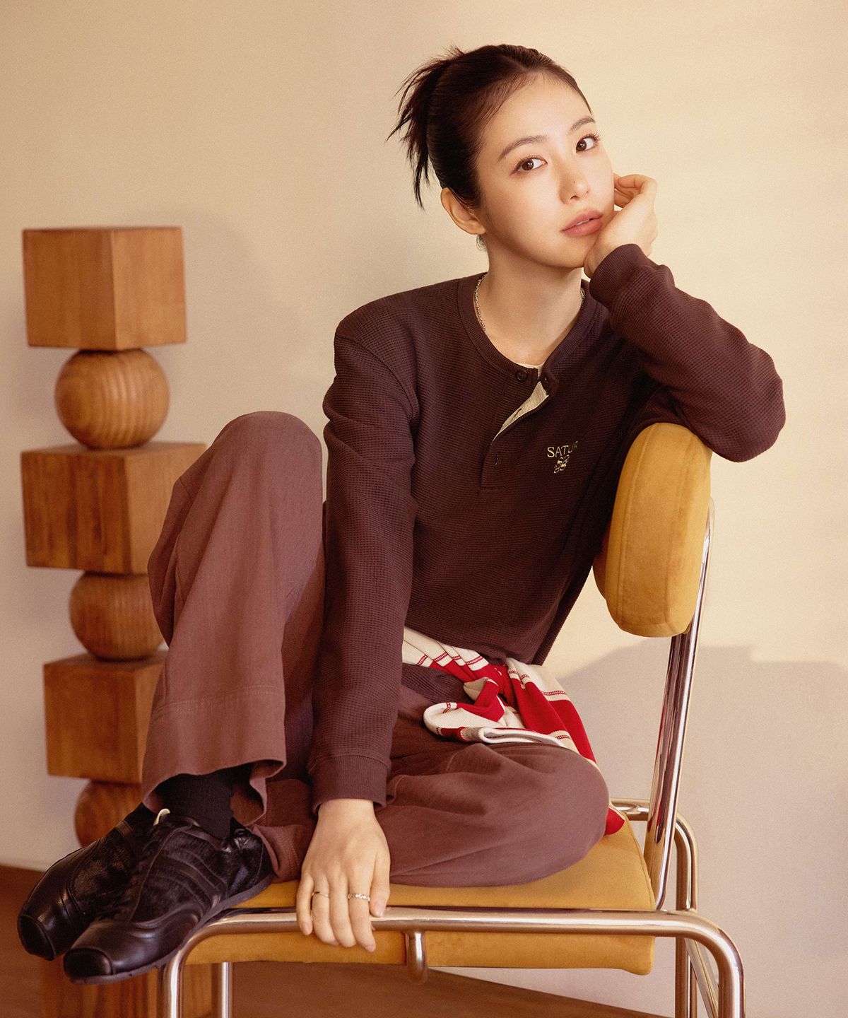 세터(SATUR) 오블리크 카프 헤어 스니커즈 블랙