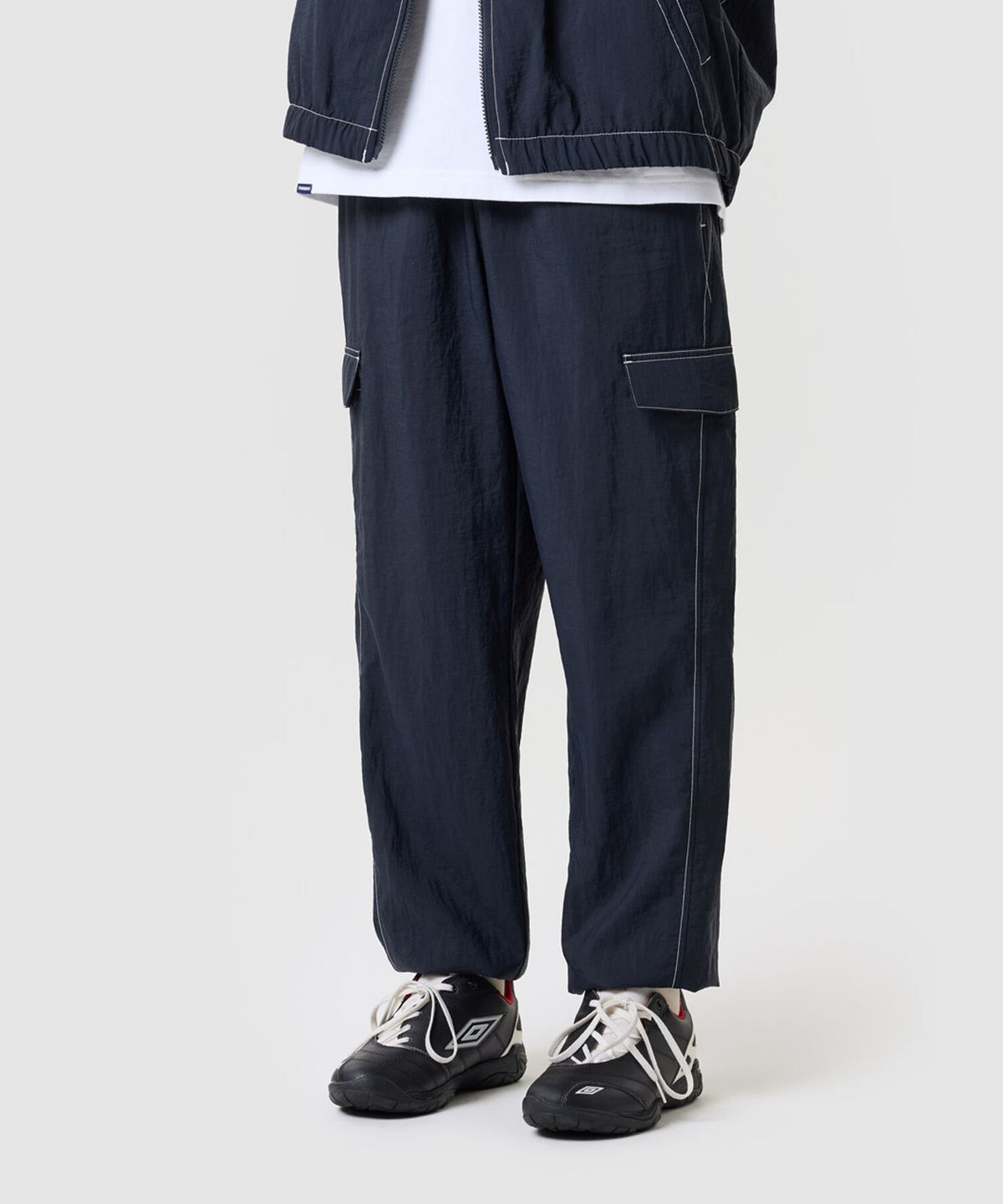 엄브로(UMBRO) 크리스피 타슬란 카고 우븐 조거 팬츠 네이비 UR323CPT91