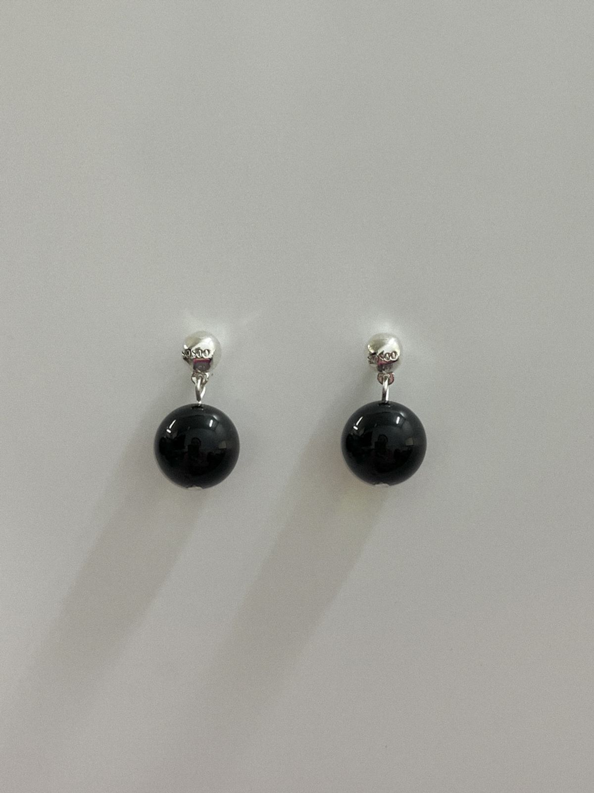 소수(SOSOO) Onyx SOSOO Ball Drop Earrings