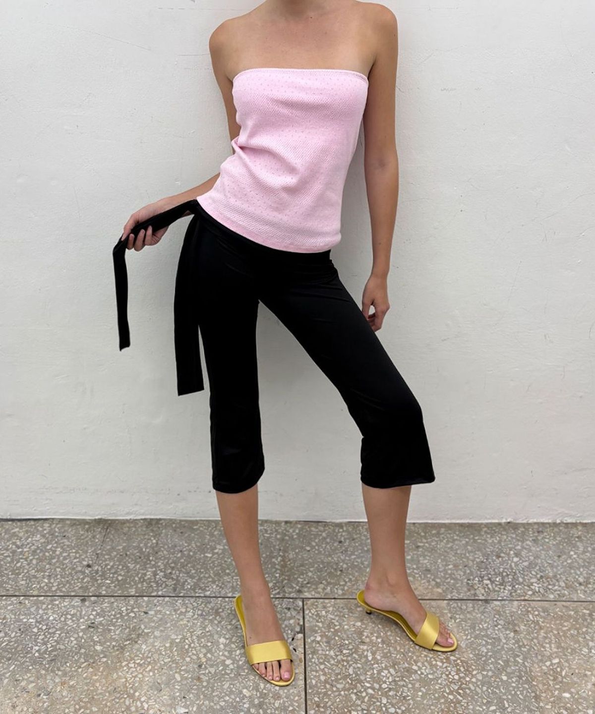 저스트하우스(JUSTHAUS) SIDE TIE CAPRI PANTS, BLACK