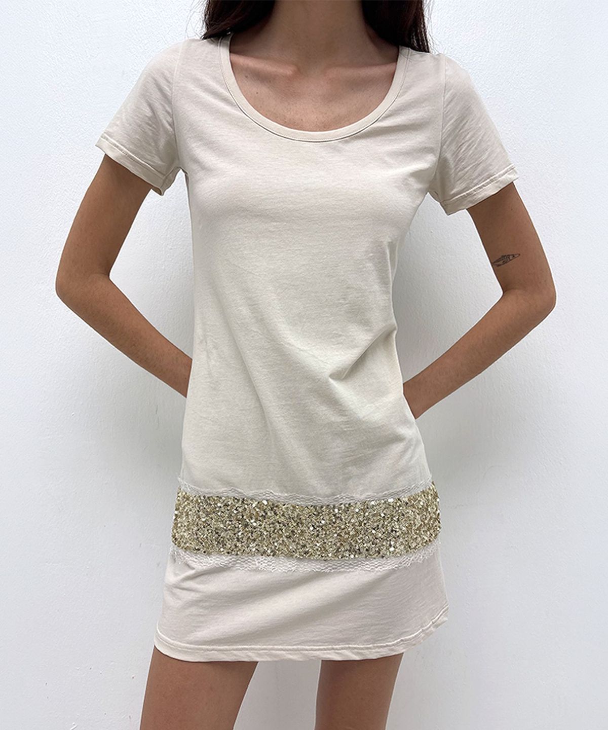저스트하우스(JUSTHAUS) SEQUIN TRIM LONG TEE, IVORY