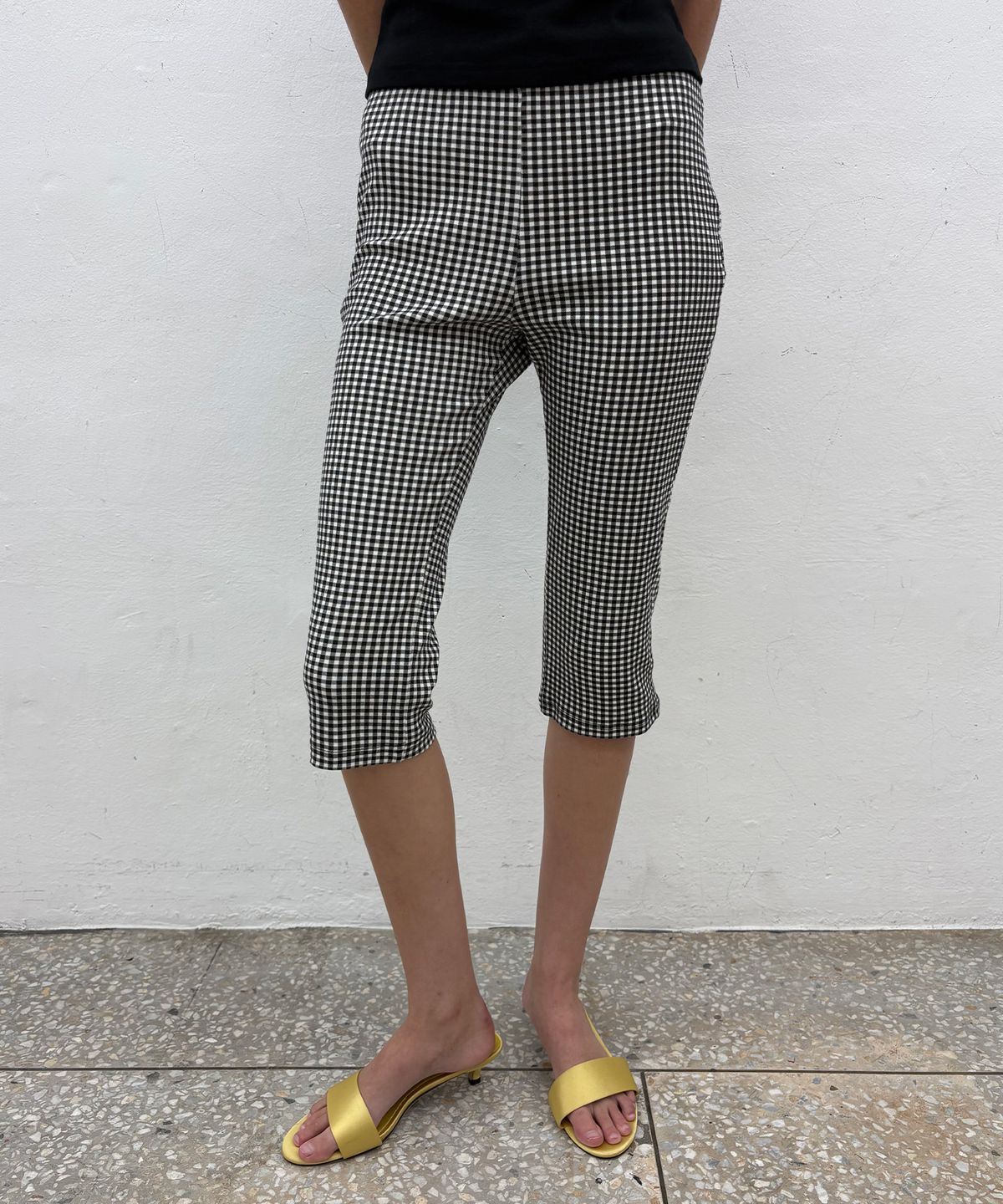 저스트하우스(JUSTHAUS) GINGHAM CAPRI PANTS, BLACK