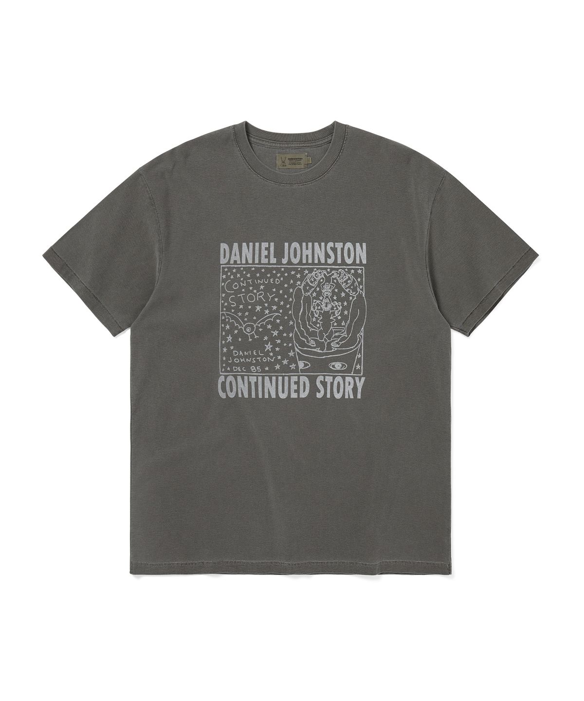 디스이즈네버댓(THISISNEVERTHAT) TNT Daniel Johnston Continued Story Tee Charcoal