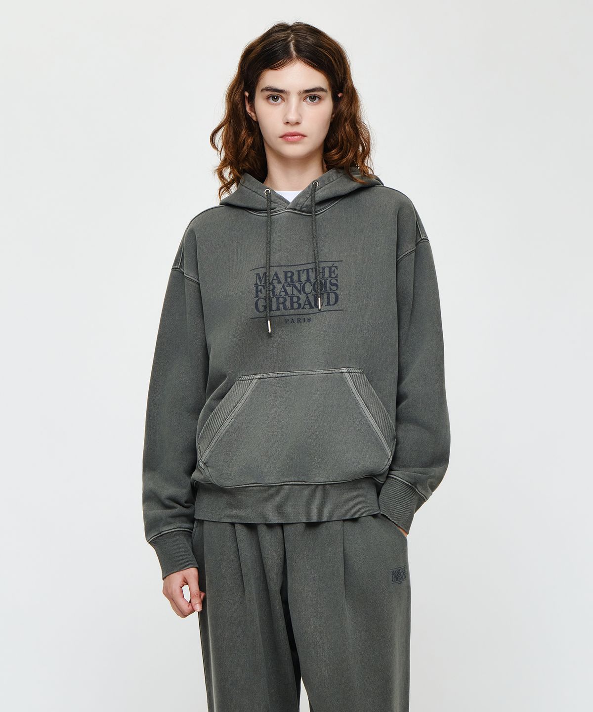 마리떼 프랑소와 저버(MARITHÉ + FRANҪOIS GIRBAUD) CRACK CLASSIC LOGO DYEING OVERSIZED HOODIE charcoal