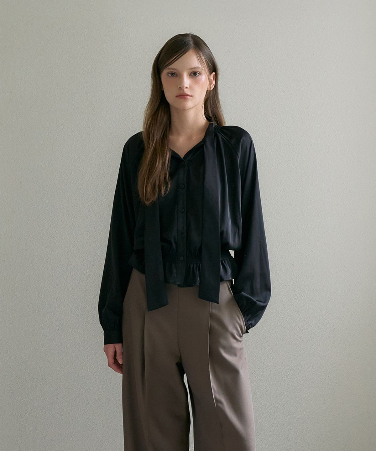 드헤베(DEHEVE) Smocked Tie-Neck Blouse [Black]