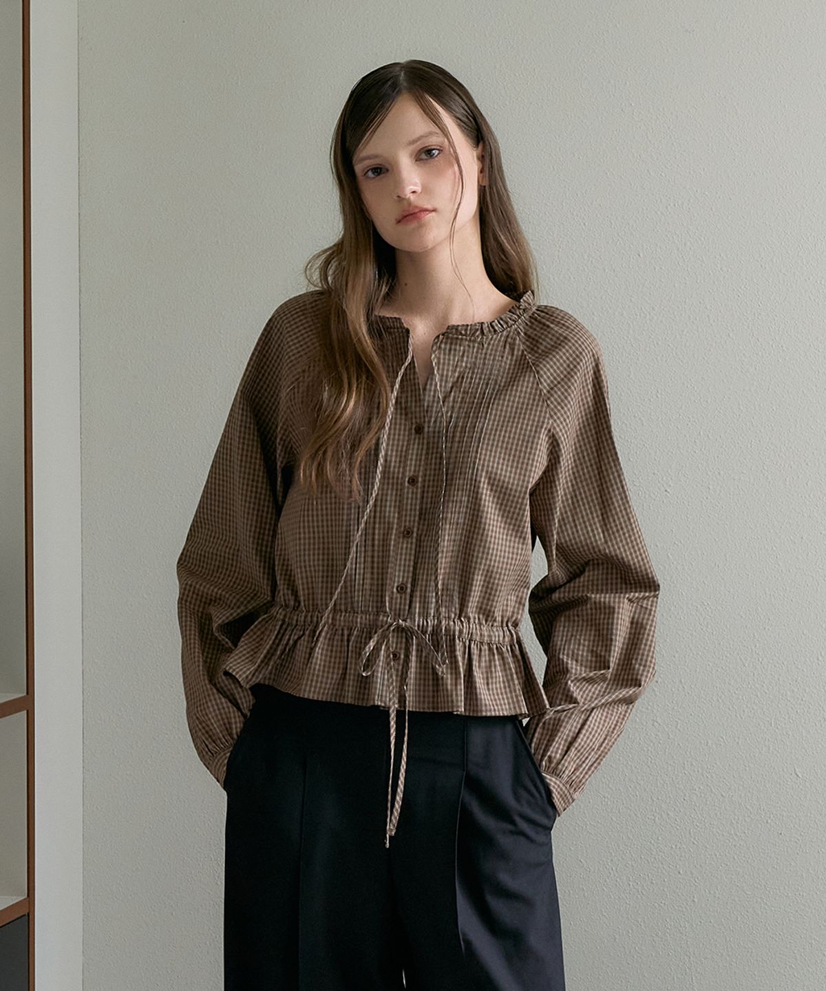 드헤베(DEHEVE) Frill Neck Check Blouse [Brown]