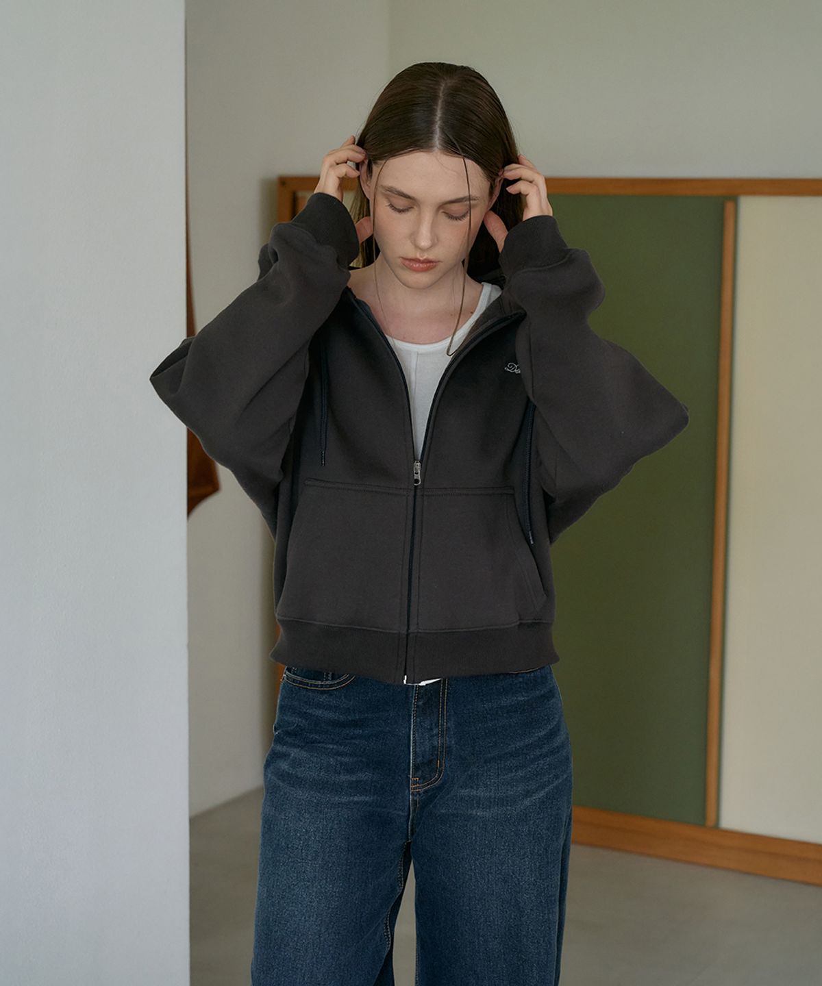 드헤베(DEHEVE) Essential Logo Hood Zip-Up [Charcoal]