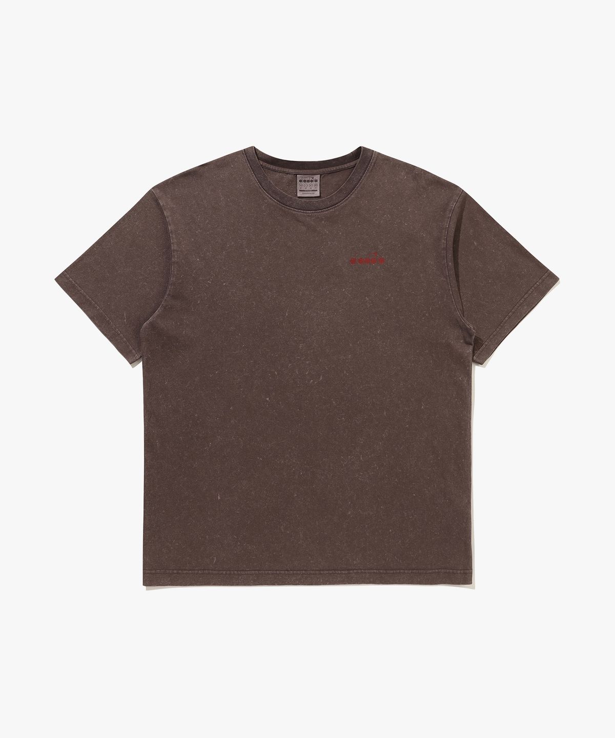 디아도라(diadora) 그래픽 피그먼트 다잉 반팔 티셔츠 BROWN