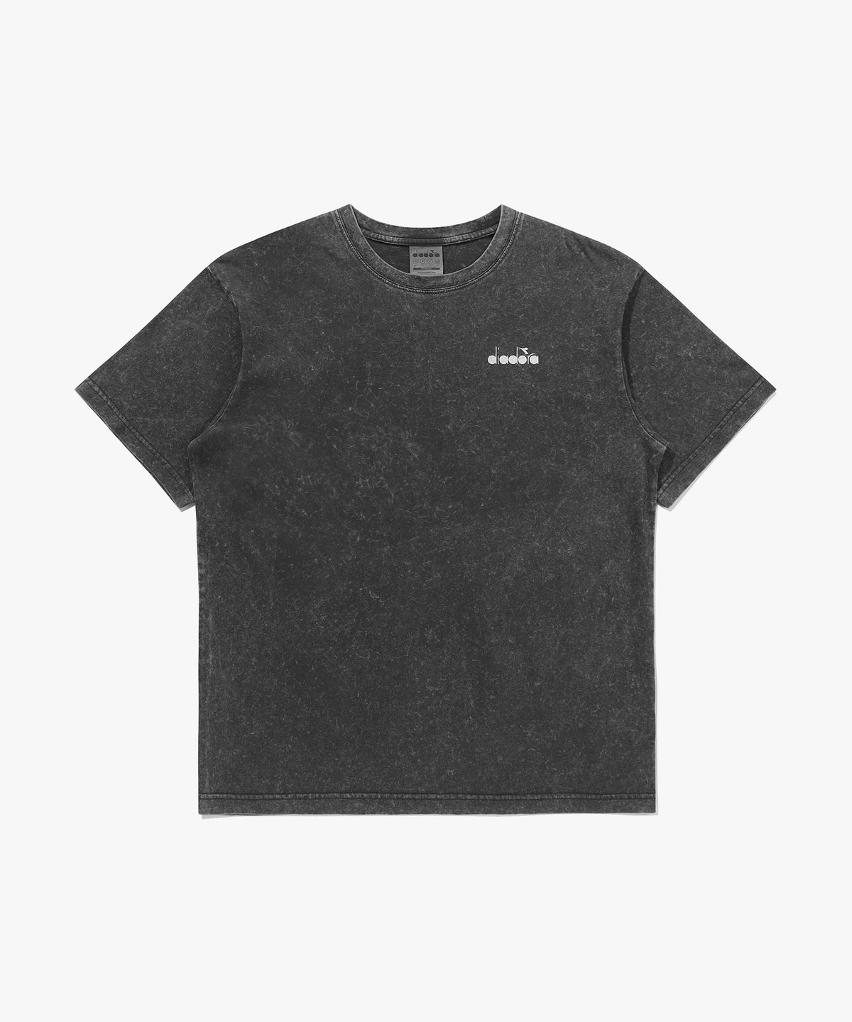 디아도라(diadora) 그래픽 피그먼트 다잉 반팔 티셔츠 CHARCOAL GREY