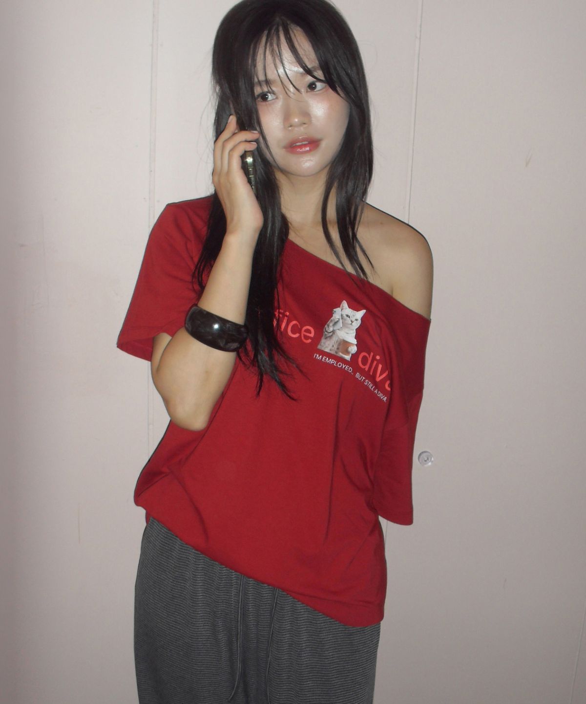 포에브(POEV) Office Diva Cat Off Shoulder T-Shirt [2 Color]