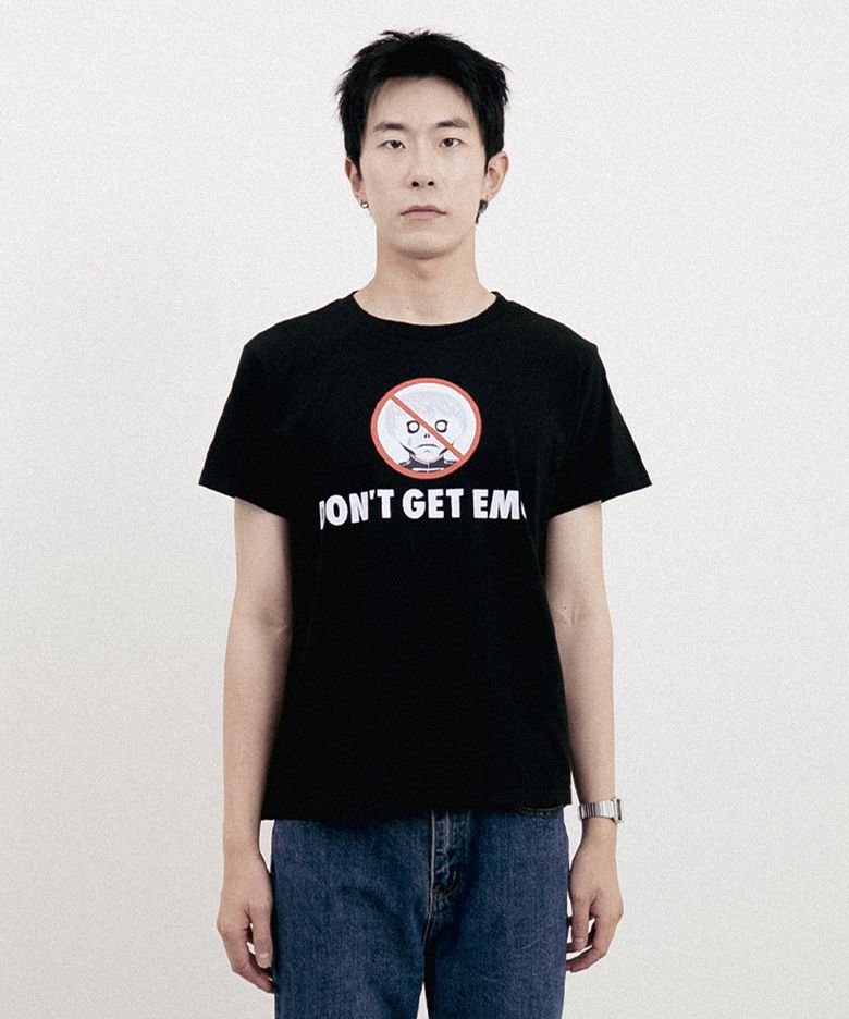 슈렁큰 크롭 이모 티셔츠 (블랙)