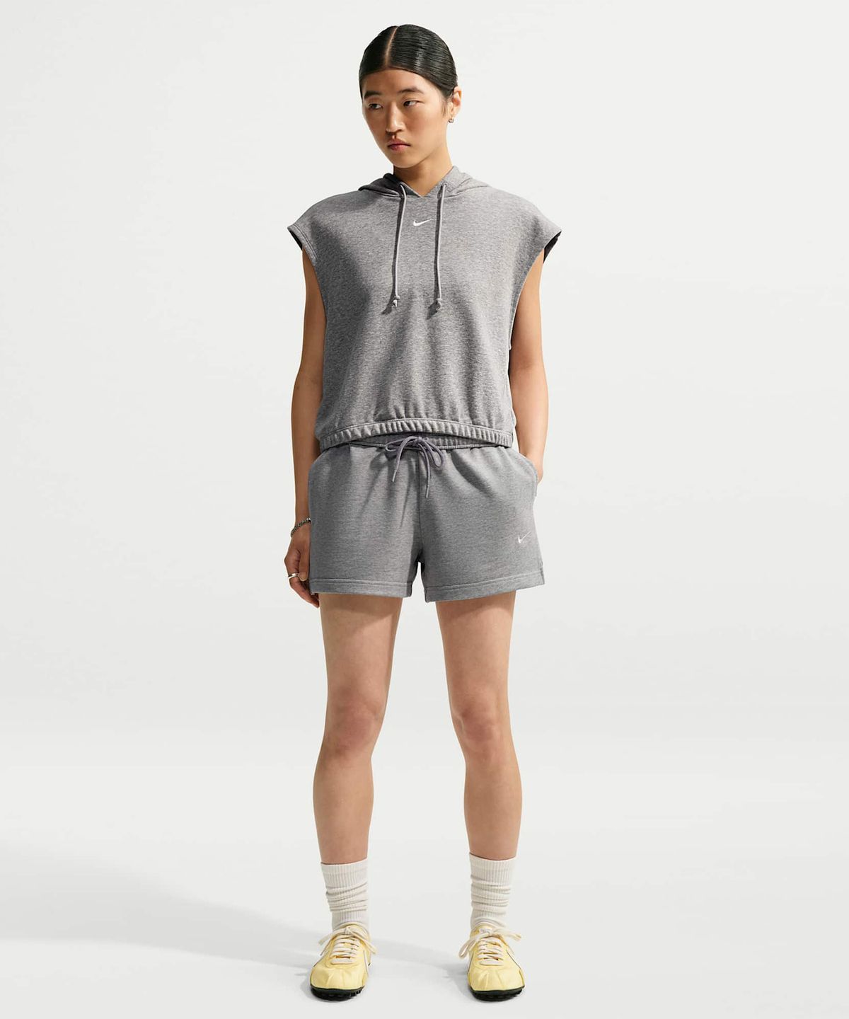 나이키(NIKE) 스튜디오 플리스 라이트웨이트 미드라이즈 쇼츠 W - 다크 그레이 헤더:세일 / IM8541-063