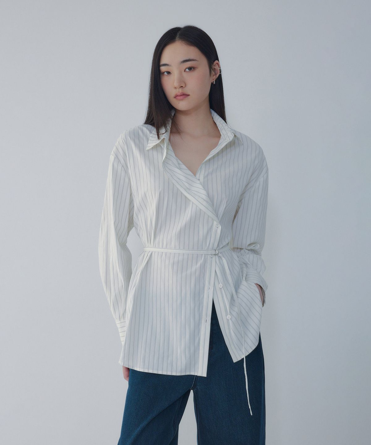 보브(VOICE OF VOICES) 언발란스 버튼 스트라이프 셔츠_아이보리 7156360003