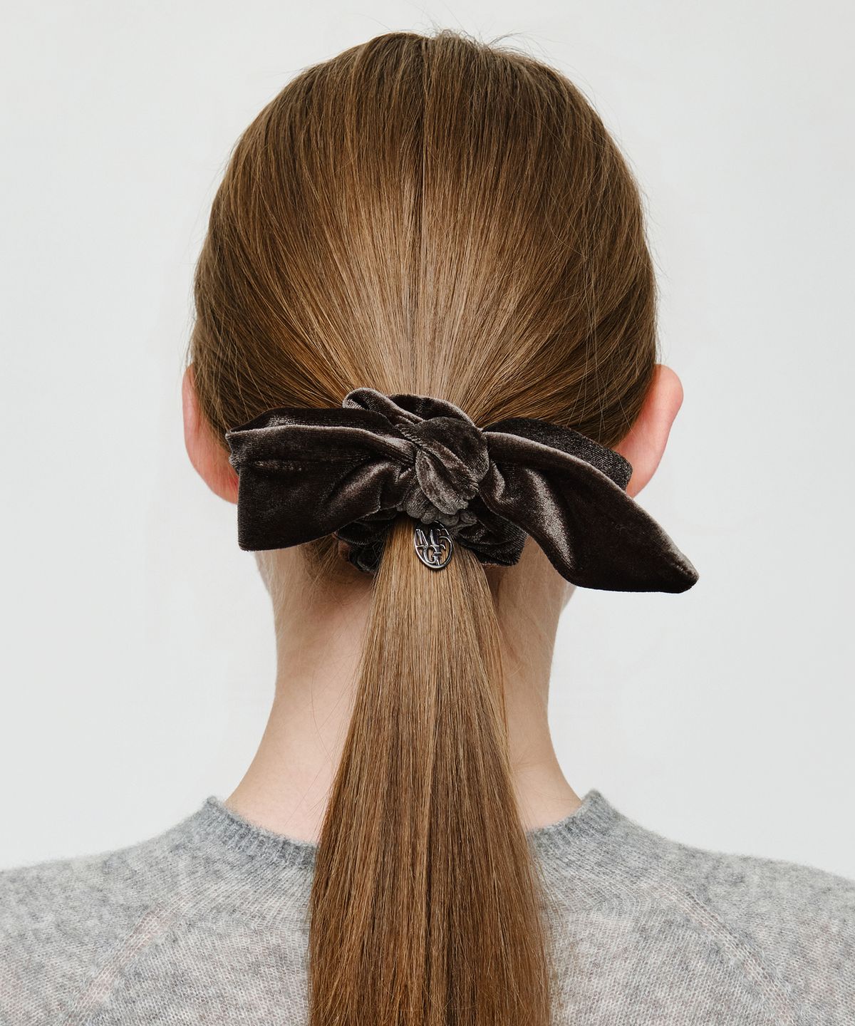 마리떼 프랑소와 저버(MARITHÉ + FRANҪOIS GIRBAUD) CIRCLE LOGO BIG RIBBON VELVET SCRUNCHIE brown