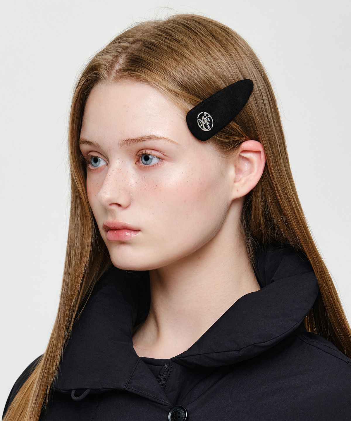 마리떼 프랑소와 저버(MARITHÉ + FRANҪOIS GIRBAUD) CIRCLE LOGO SUEDE HAIR PIN 2PACK black
