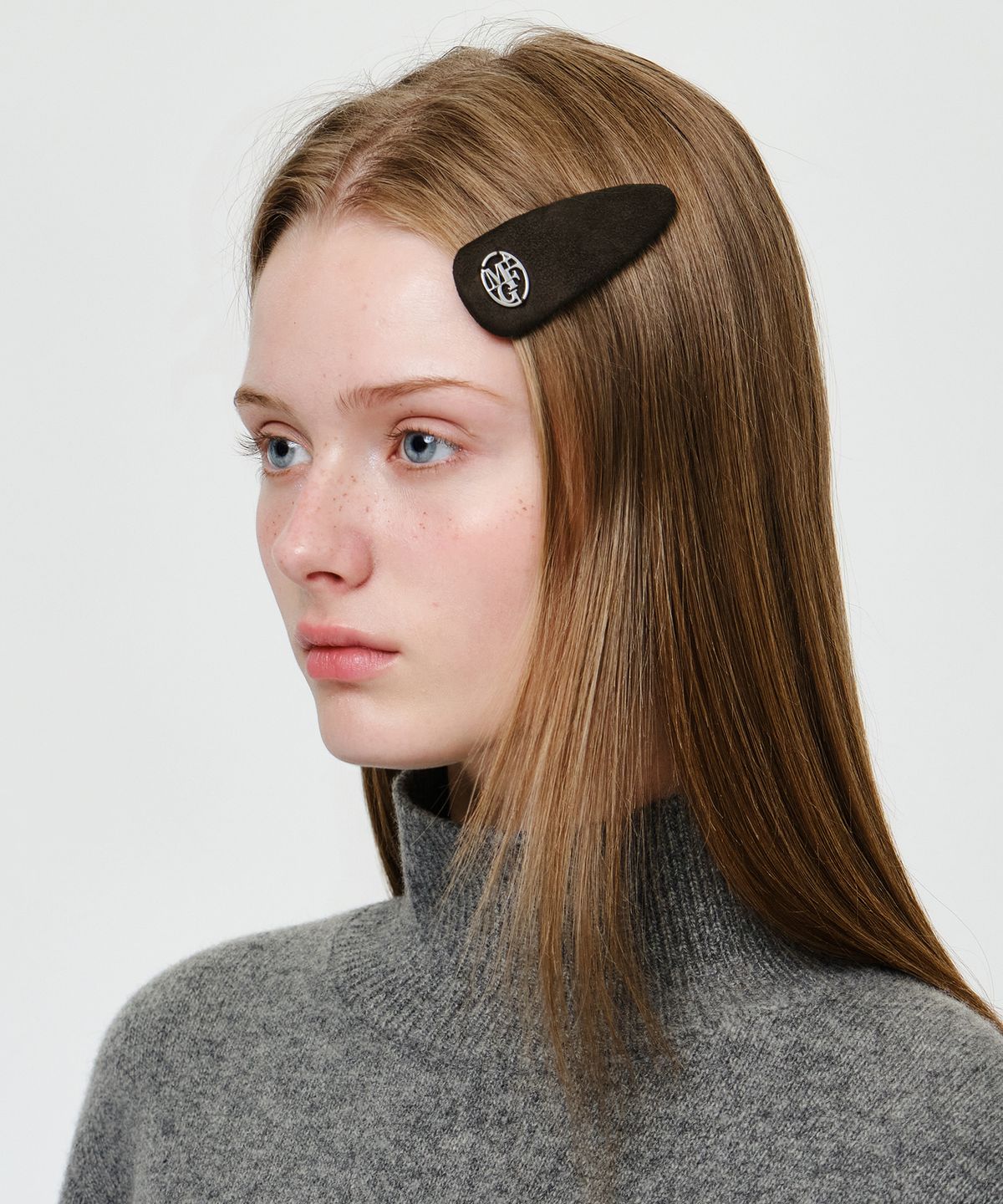 마리떼 프랑소와 저버(MARITHÉ + FRANҪOIS GIRBAUD) CIRCLE LOGO SUEDE HAIR PIN 2PACK brown