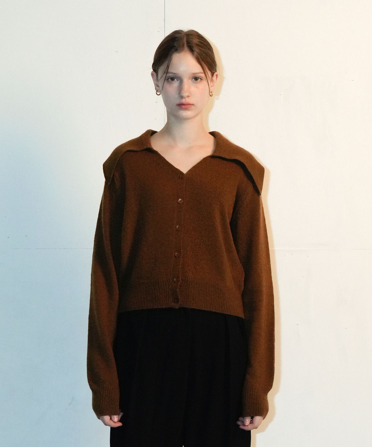 블레티(VLETI) Wool Calla V-neck Knit Cardigan (Brown)