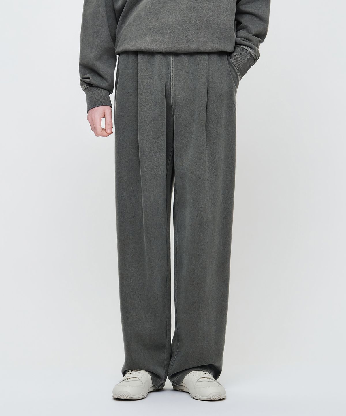 마리떼 프랑소와 저버(MARITHÉ + FRANҪOIS GIRBAUD) CRACK CLASSIC LOGO DYEING ONE TUCK WIDE SWEAT PANTS charcoal