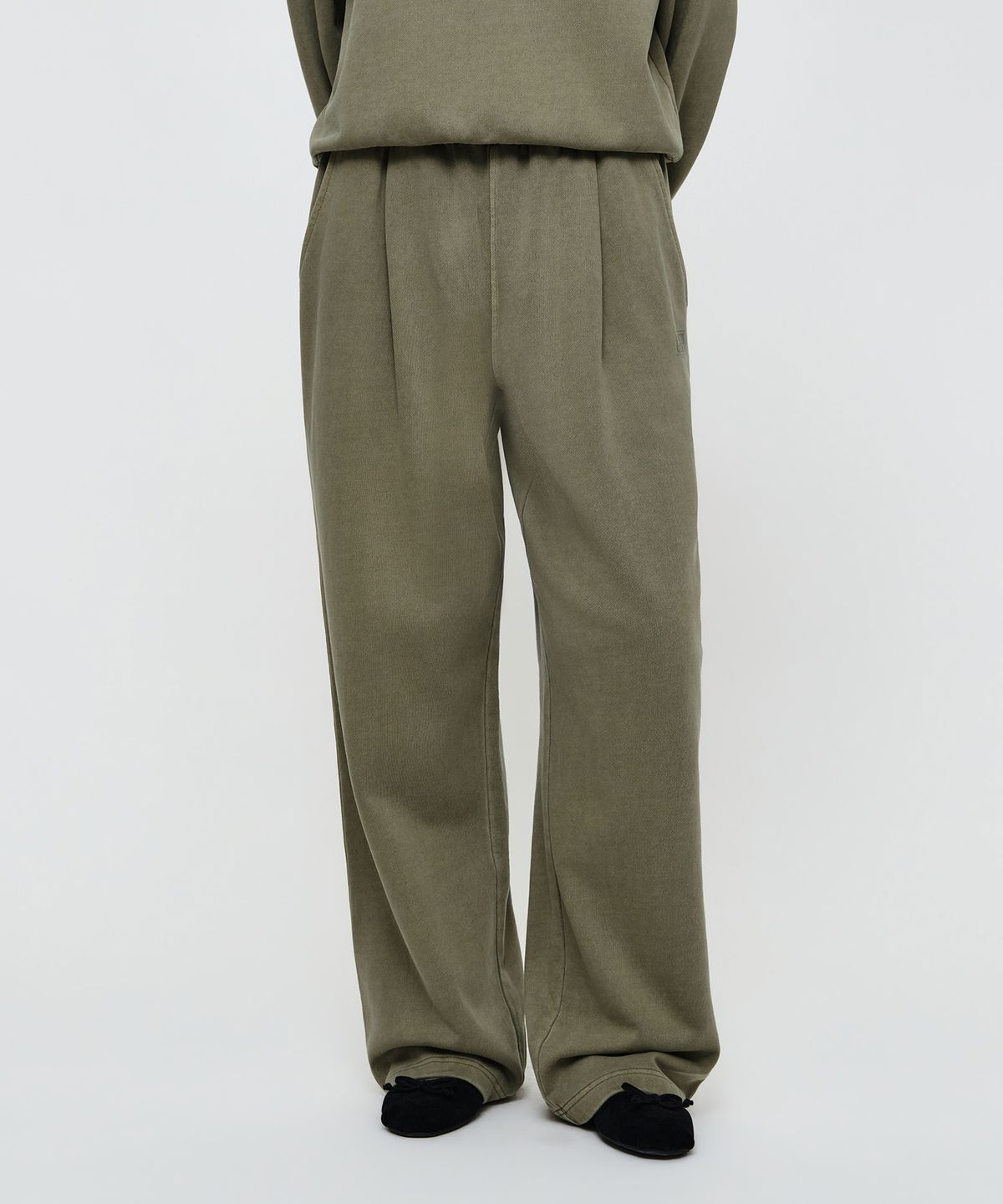 마리떼 프랑소와 저버(MARITHÉ + FRANҪOIS GIRBAUD) CRACK CLASSIC LOGO DYEING ONE TUCK WIDE SWEAT PANTS khaki