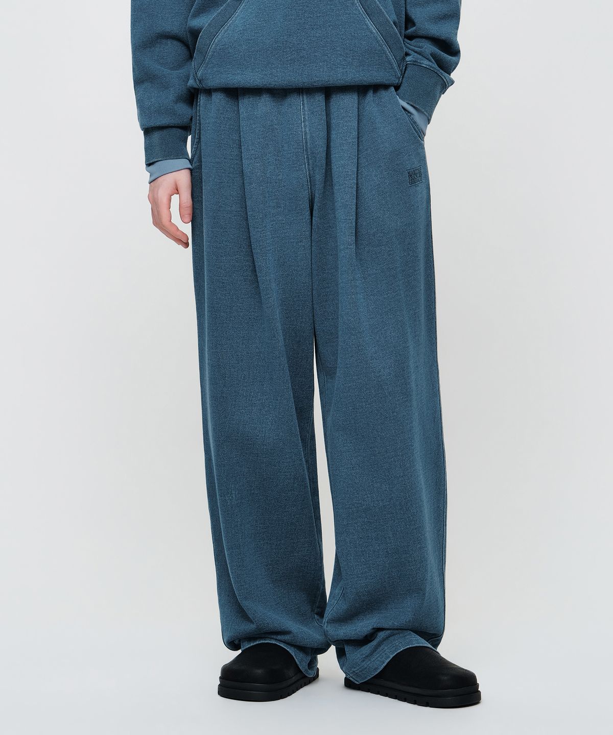 마리떼 프랑소와 저버(MARITHÉ + FRANҪOIS GIRBAUD) CRACK CLASSIC LOGO DYEING ONE TUCK WIDE SWEAT PANTS blue