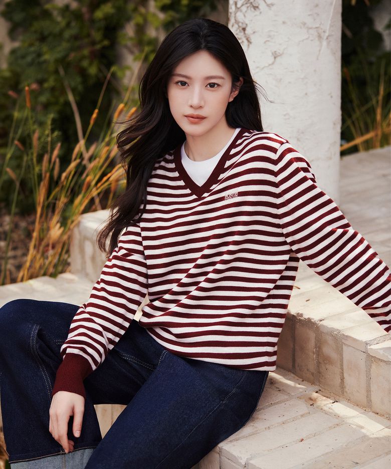 [고윤정 착용] W MICRO CLASSIC LOGO V-NECK KNIT burgundy