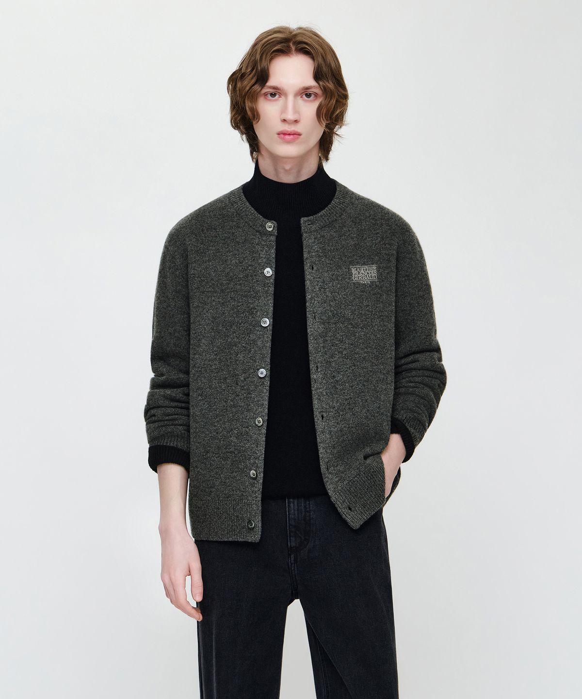 마리떼 프랑소와 저버(MARITHÉ + FRANҪOIS GIRBAUD) PREMIUM SMALL CLASSIC LOGO WOOL ROUND NECK CARDIGAN charcoal