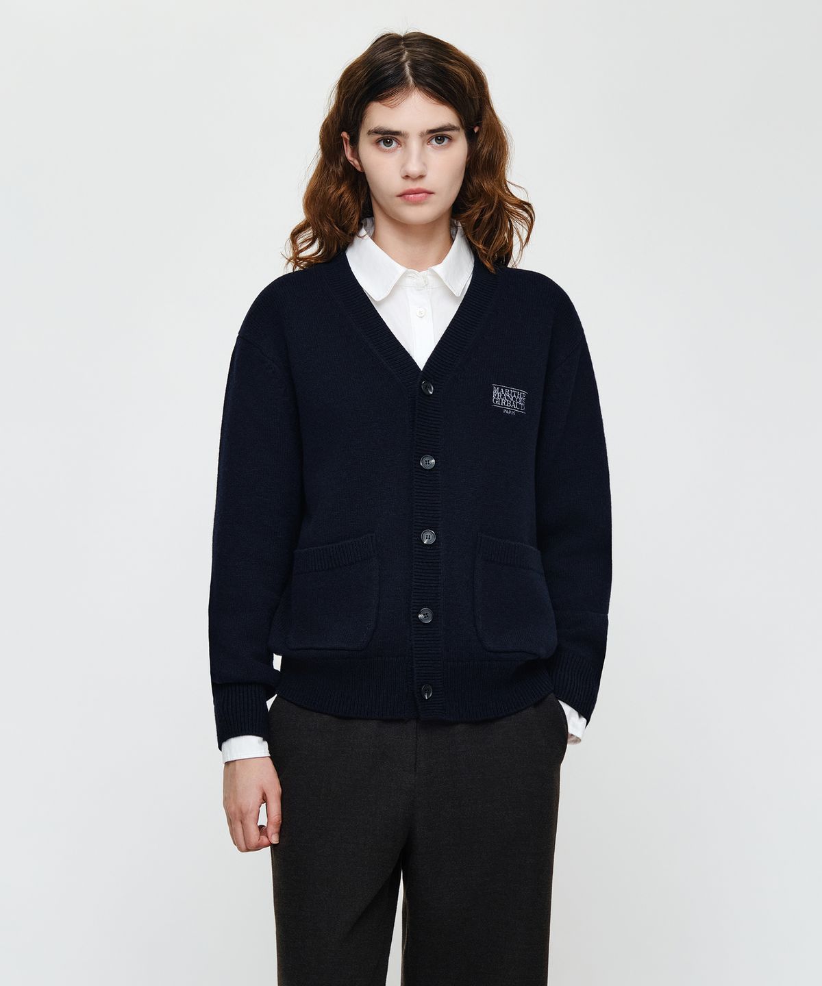 마리떼 프랑소와 저버(MARITHÉ + FRANҪOIS GIRBAUD) PREMIUM SMALL CLASSIC LOGO CASHMERE V-NECK CARDIGAN navy