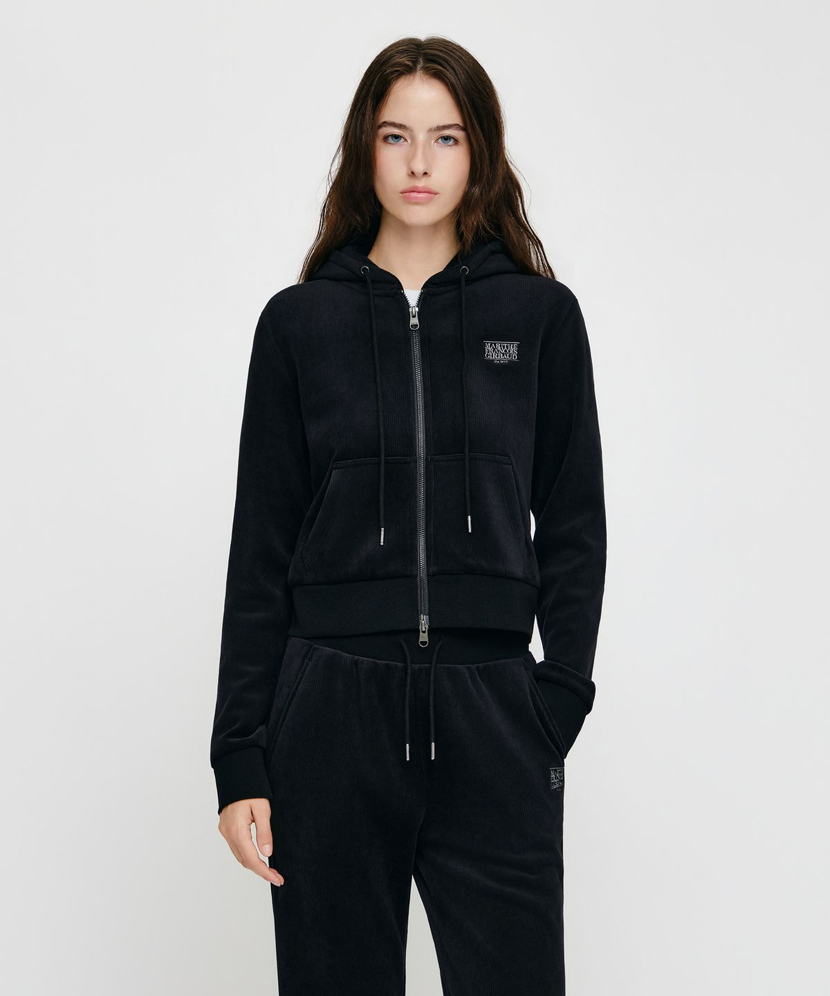 마리떼 프랑소와 저버(MARITHÉ + FRANҪOIS GIRBAUD) W SMALL CLASSIC LOGO SLIM FIT VELOUR CROP HOODIE ZIPUP black