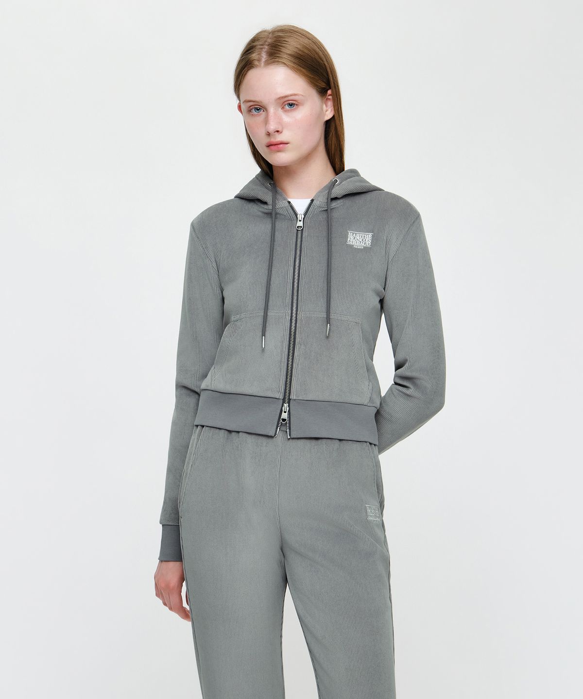 마리떼 프랑소와 저버(MARITHÉ + FRANҪOIS GIRBAUD) W SMALL CLASSIC LOGO SLIM FIT VELOUR CROP HOODIE ZIPUP gray