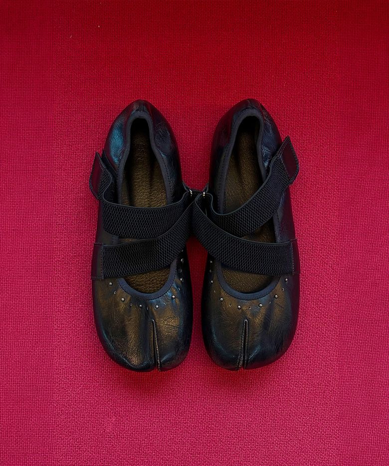 TABI POINT FLAT SHOES IN BLACK