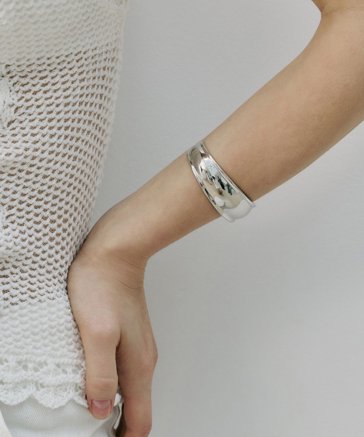 바이이에르(BYHYERES) 벨리 스웰 청키 커프 뱅글 M (White) BH7B66788WB