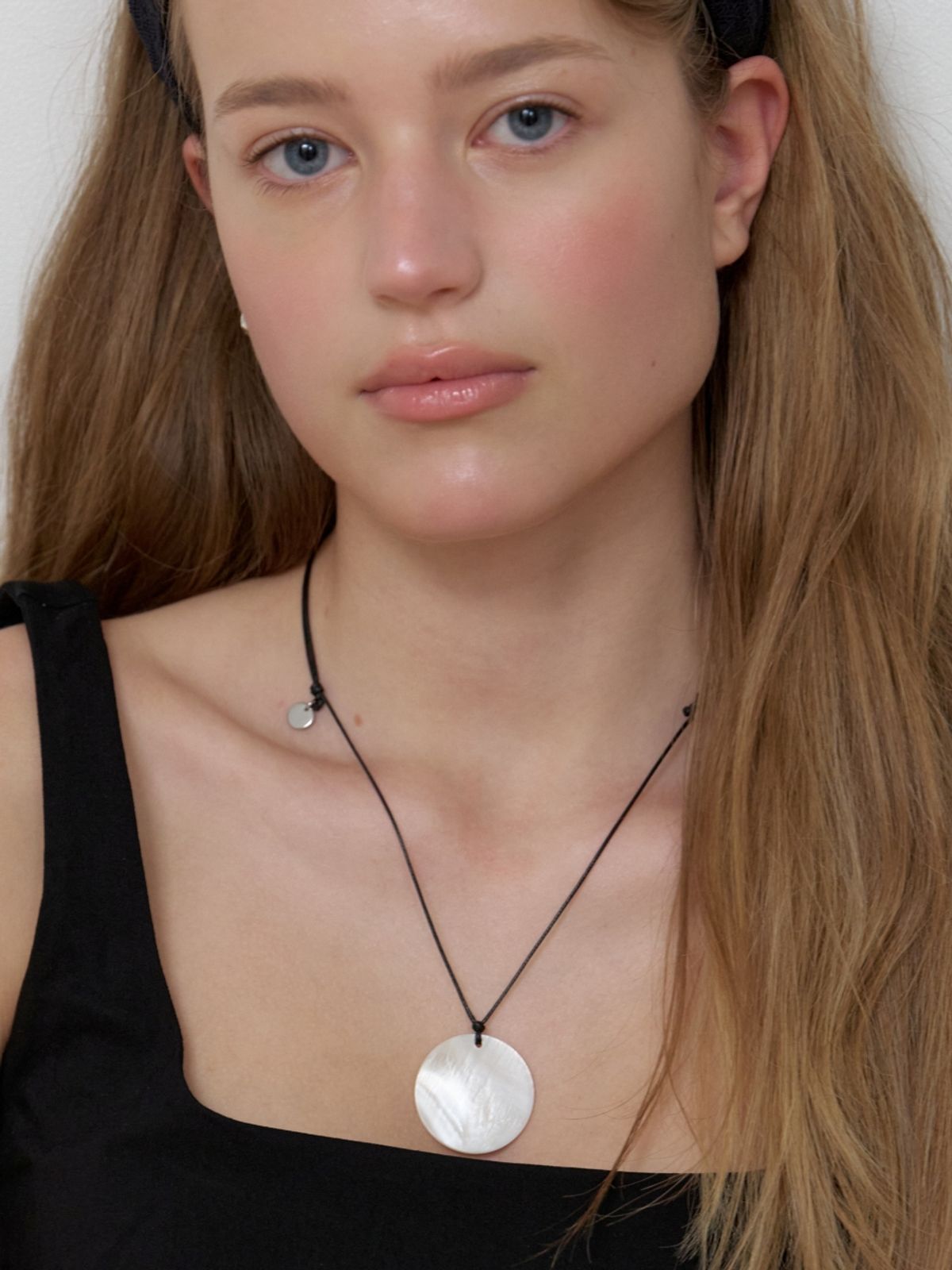러브미몬스터(LOVE ME MONSTER) Moon Pearl Strap Necklace (L262MNK030)