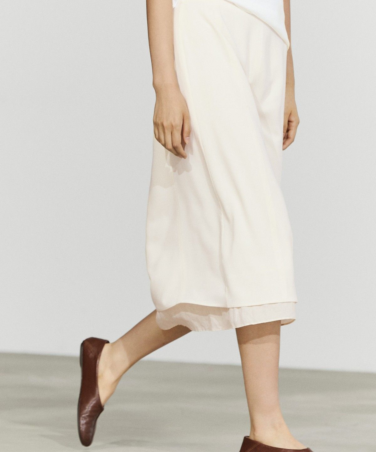 마시모두띠(MASSIMO DUTTI) 심 디테일 더블 미디 스커트