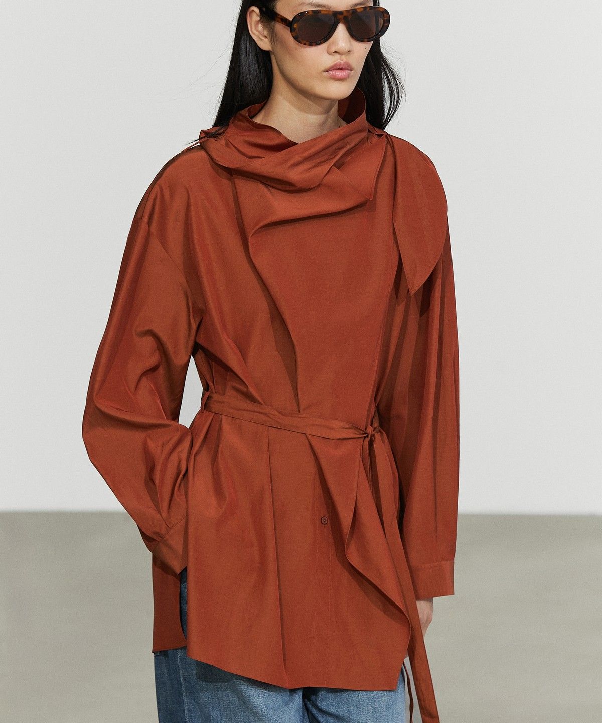 마시모두띠(MASSIMO DUTTI) 리본 디테일 플루이드 블라우스