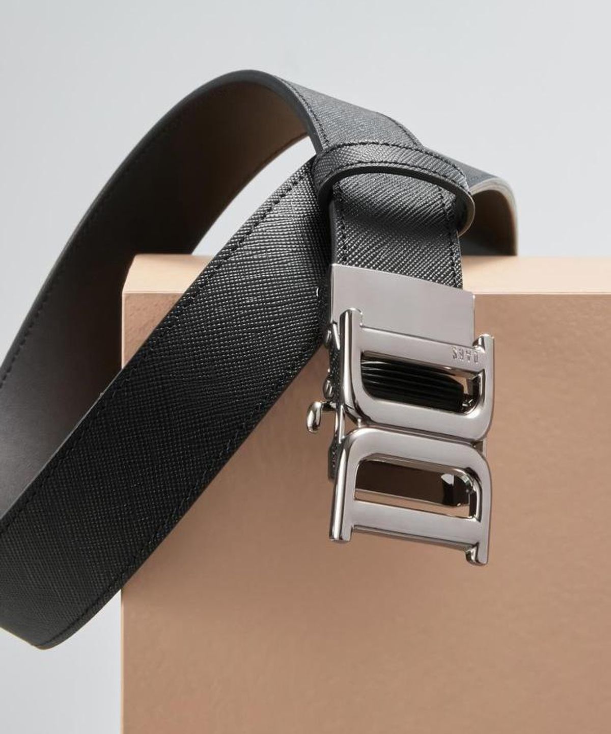닥스 남성 액세서리(DAKS MEN'S ACCESSORIES) (DD Metal) 블랙 DD 메탈릭 버클 소가죽 자동벨트 DBBE6F087BK
