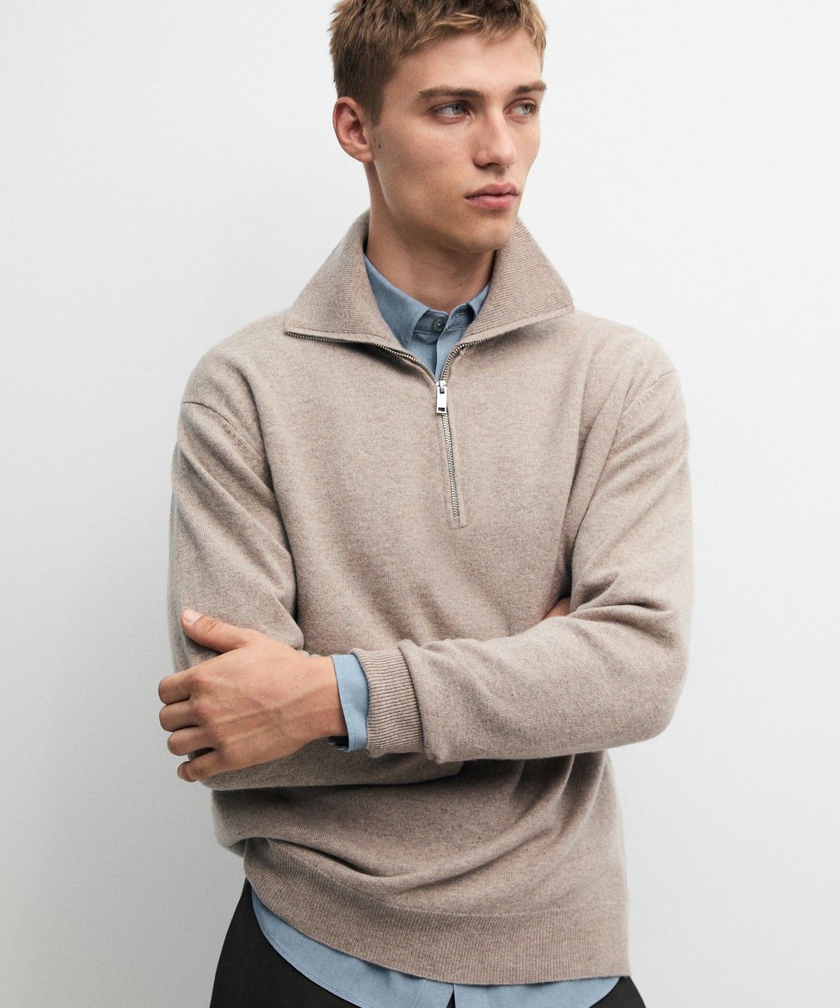 마시모두띠(MASSIMO DUTTI) 지퍼 디테일 모크넥 니트 스웨터