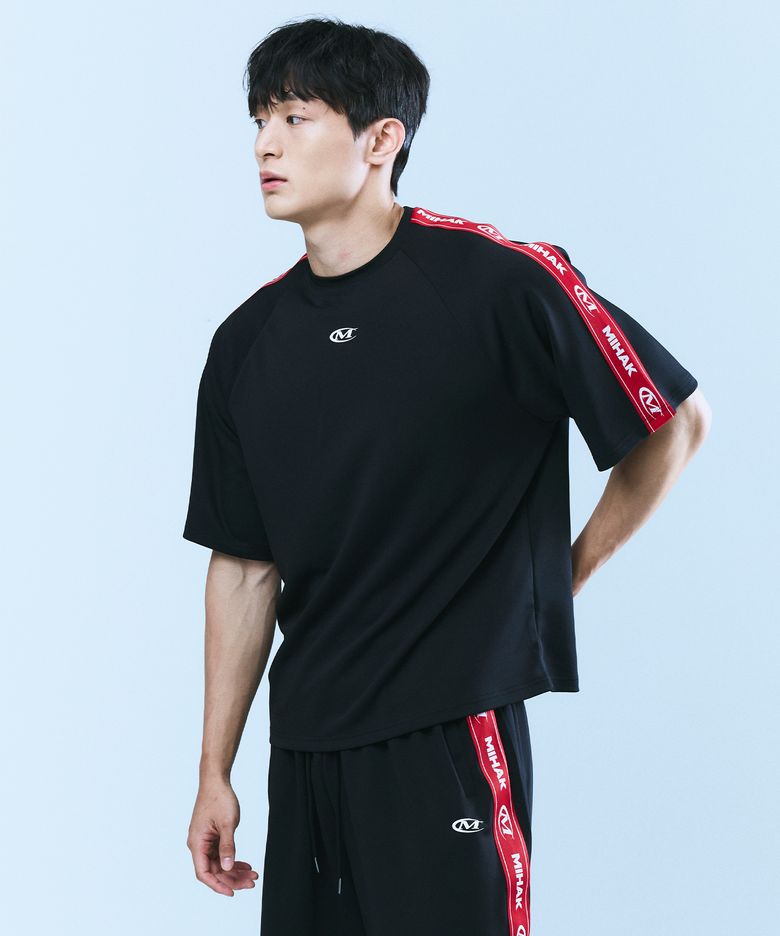 레터링 테이프 트랙 티셔츠 (BLACK)