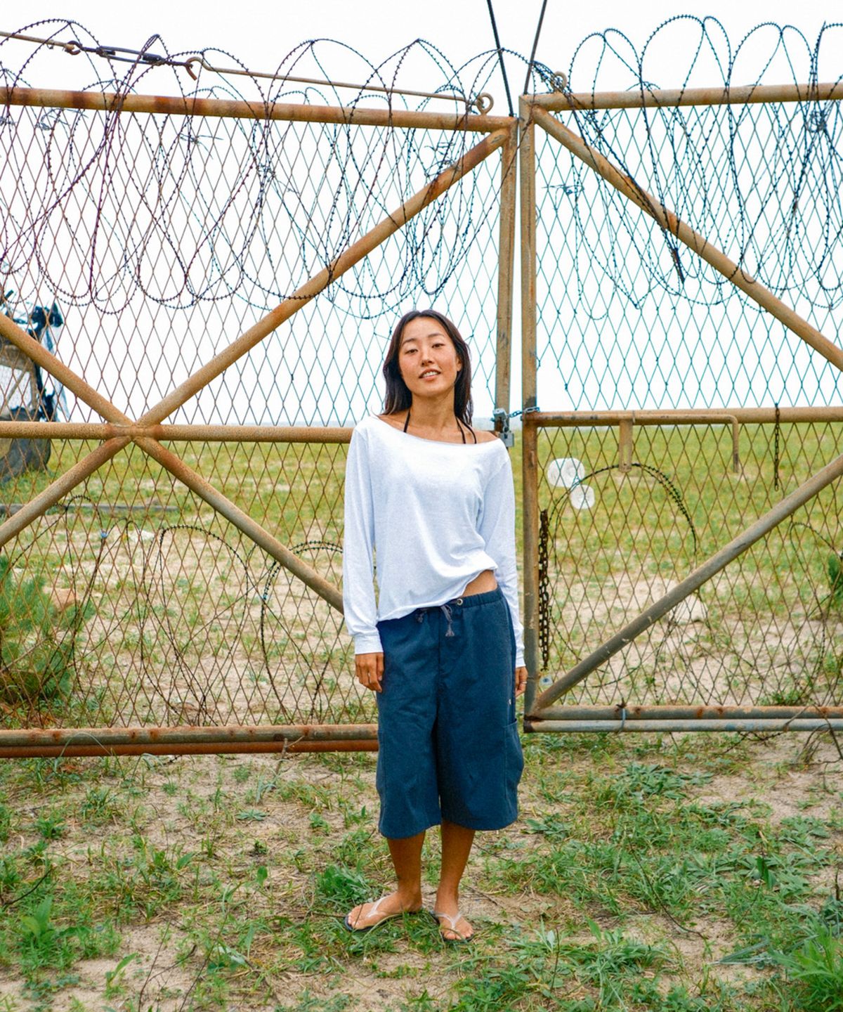 구보(GUVO) Off-Shoulder L/S Tee, White