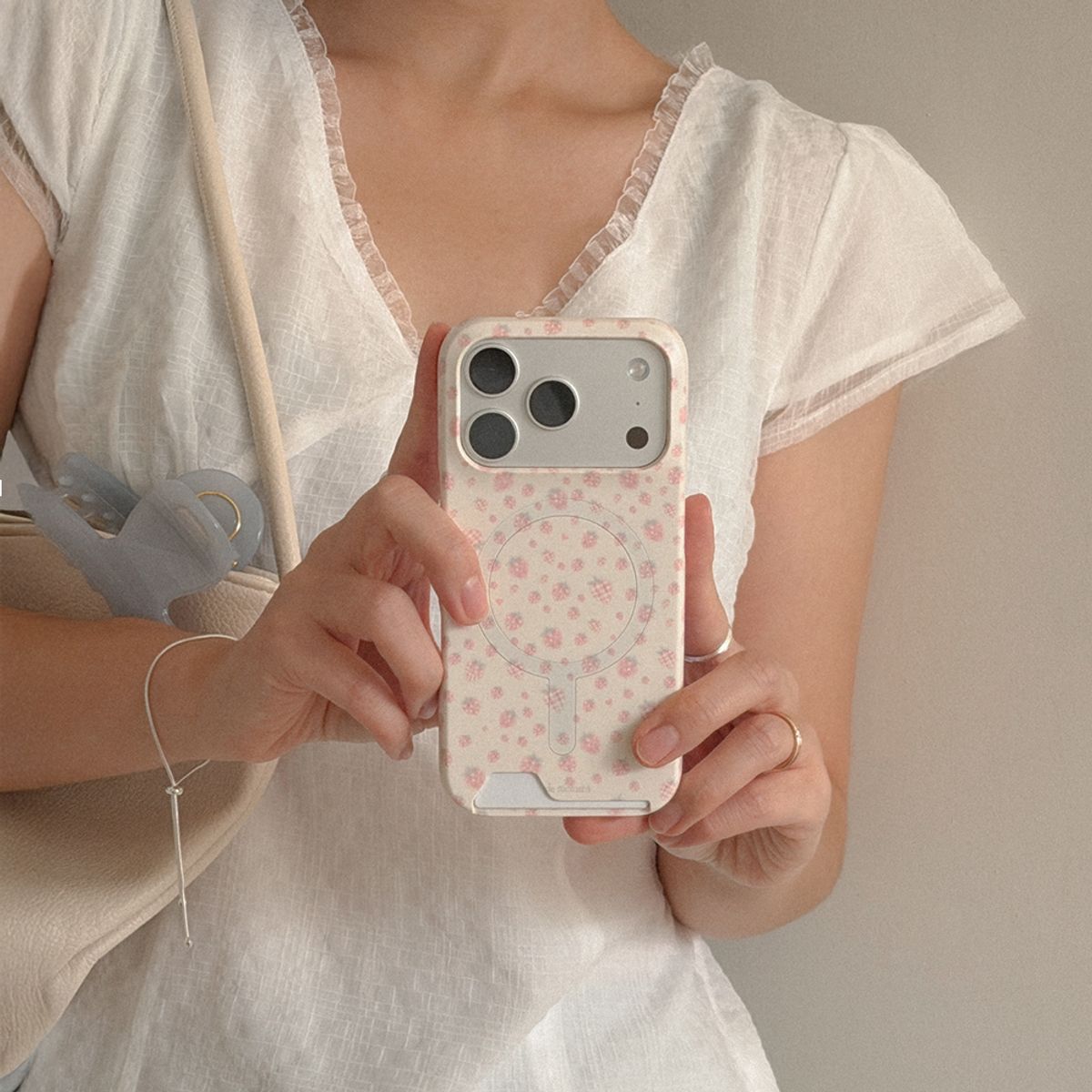 메이드모먼(MADEMOMENT) tiny berry pattern 디자인 [맥세이프 카드수납 폰케이스]