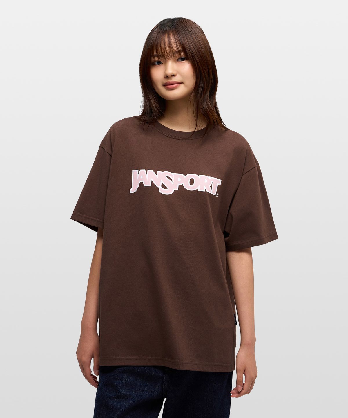 잔스포츠(JANSPORT) 베이직 로고 티셔츠 BROWN
