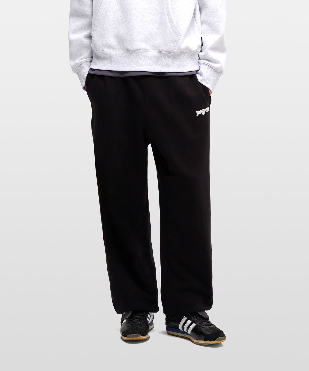 잔스포츠(JANSPORT) 베이직 로고 스웨트 팬츠 BLACK