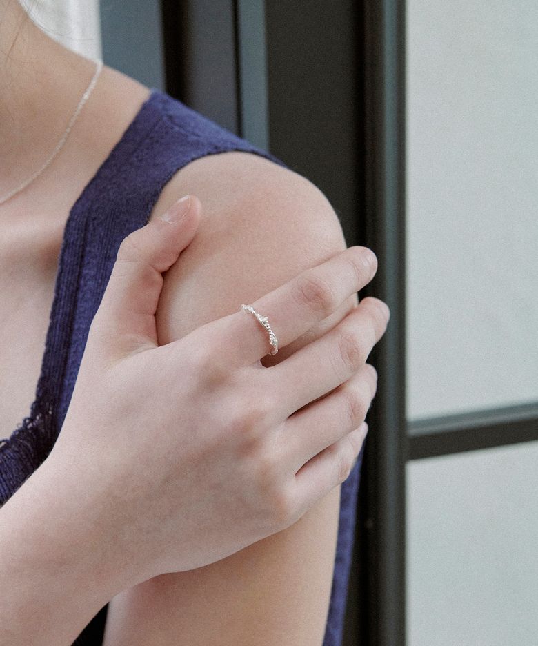 Luelle Curved Cubic Open Ring / STJ-RB1208WG