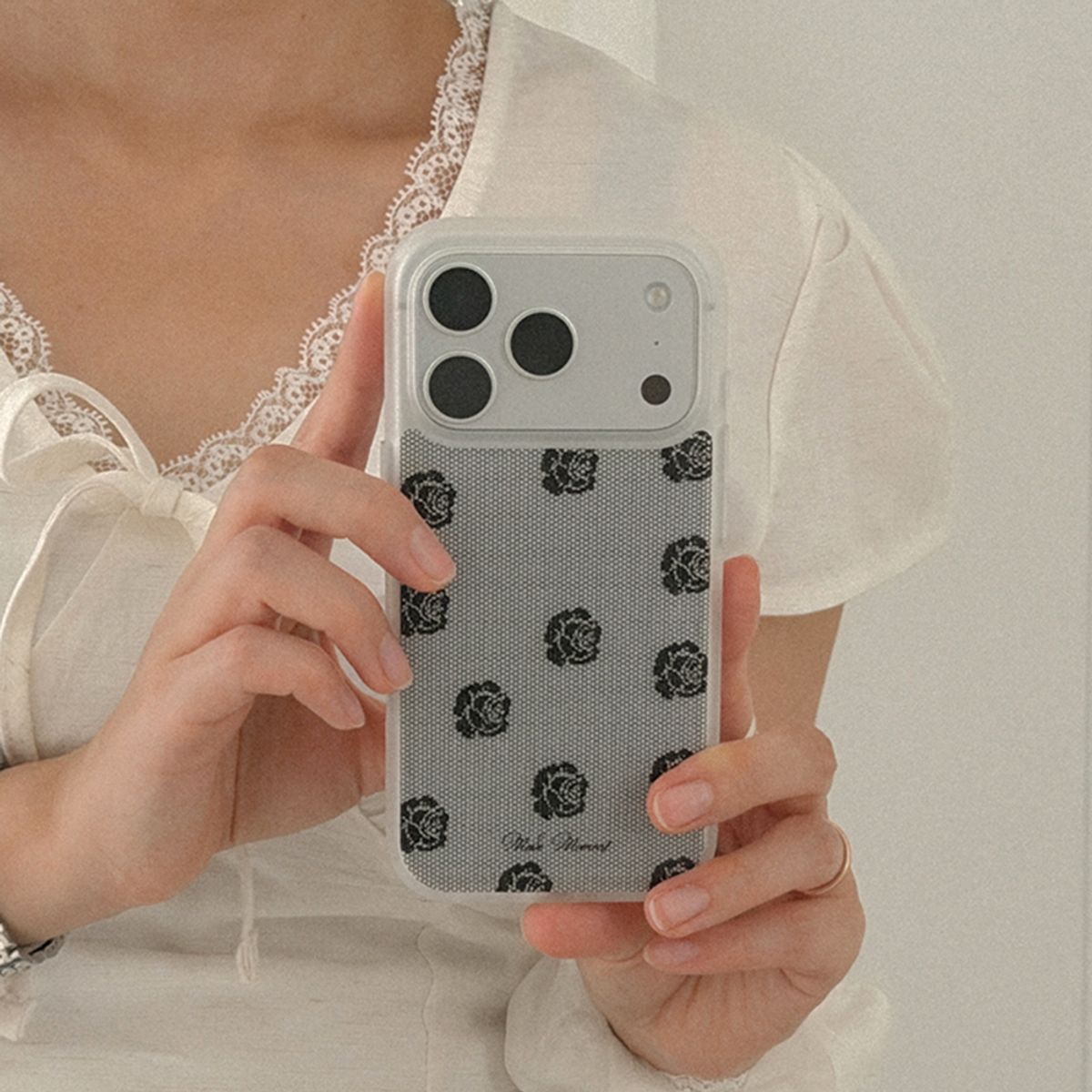 메이드모먼(MADEMOMENT) vintage rose 디자인 [반투명 폰케이스]