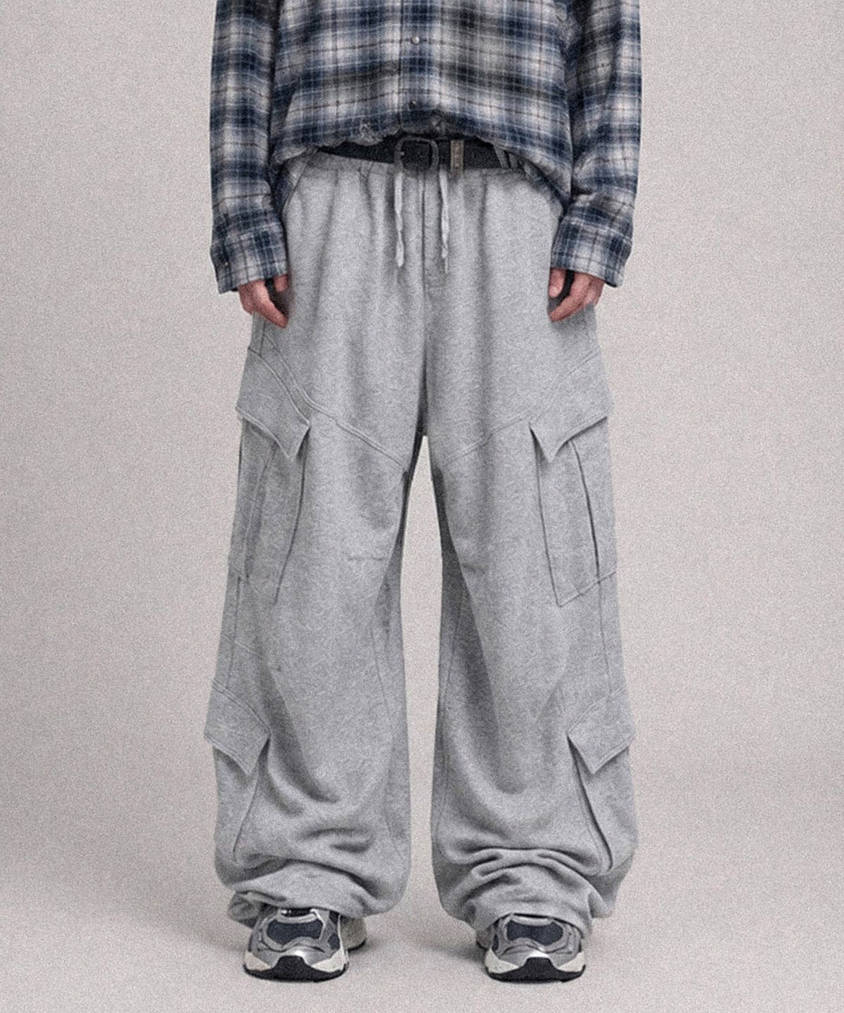 낫포너드(NOT4NERD) Diagonal Panel Dart Cargo Sweat Pants - Grey