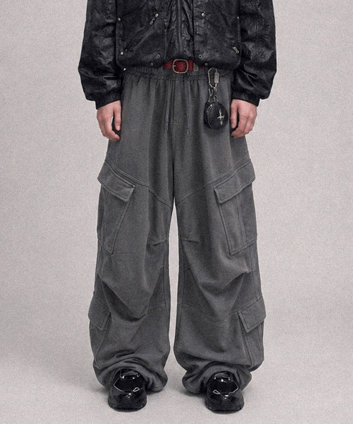 낫포너드(NOT4NERD) Diagonal Panel Dart Cargo Sweat Pants - Charcoal