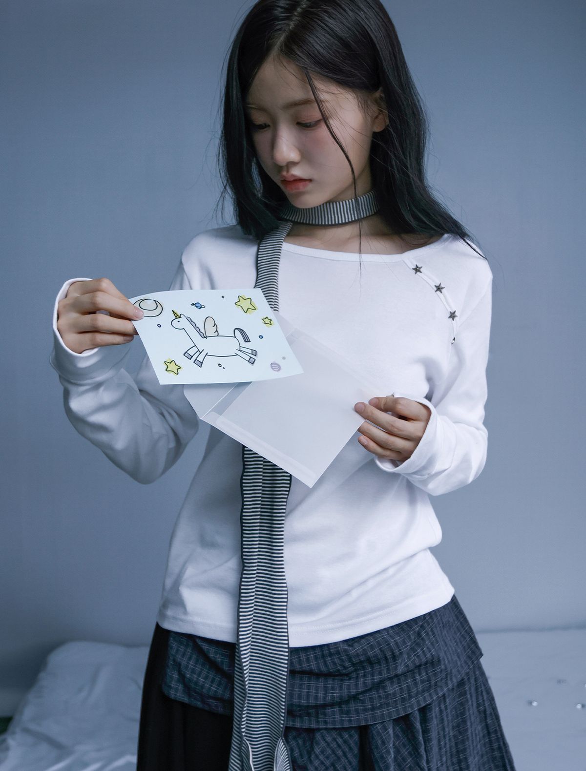 루프(LOOXP) 언발 스타 리벳 워머 긴팔티 아이보리