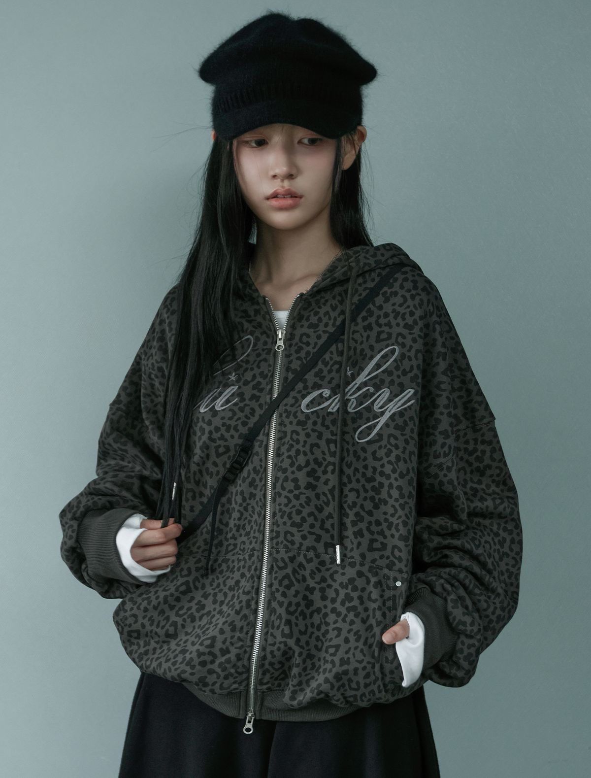 루프(LOOXP) 럭키 레터링 베이직 오버핏 후드집업 레오파드 차콜