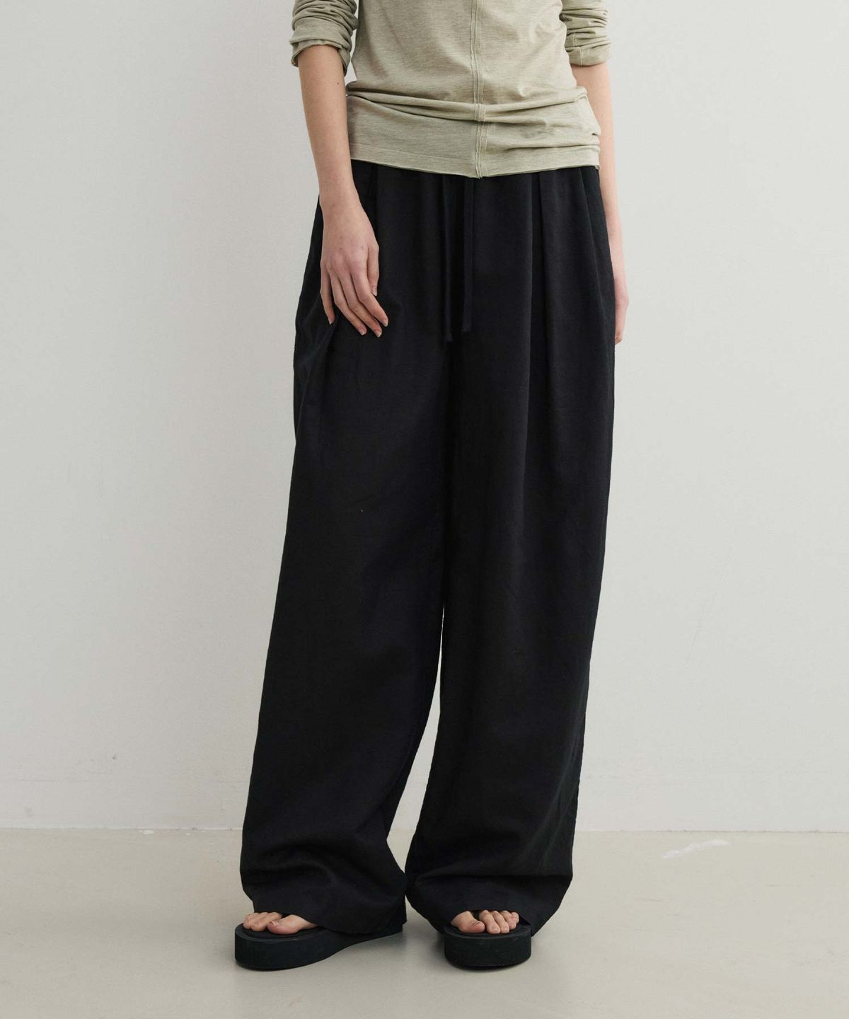 에이킷(AKEIT) Two-Tuck Linen Like Pants_Black