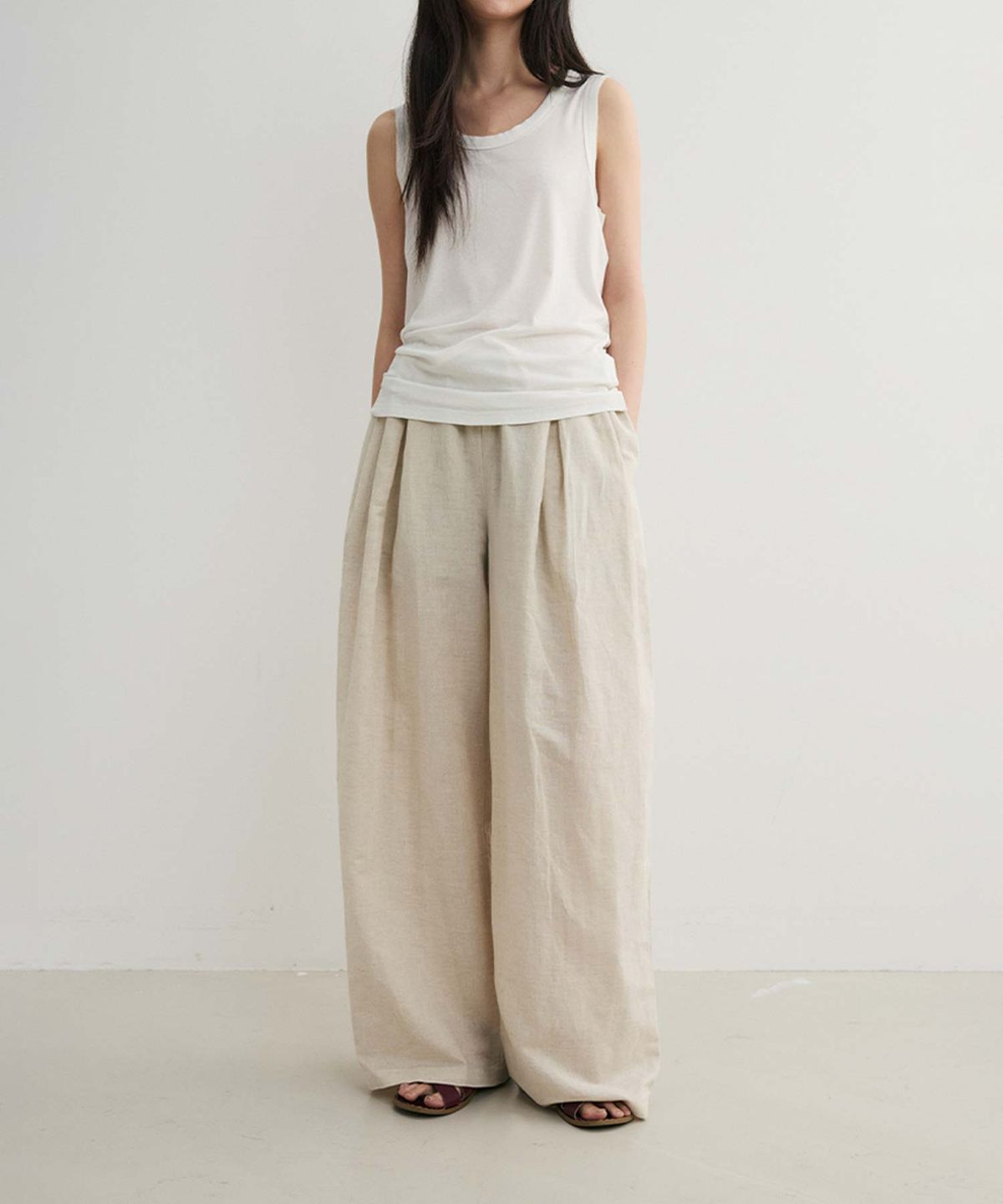 에이킷(AKEIT) Two-Tuck Linen Like Pants_Ivory